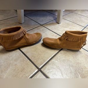 Girls Minnetonka boots